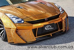 золотой Nissan GT-R 